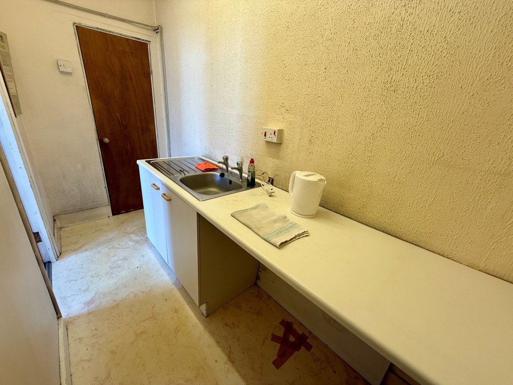 Lot: 109 - FREEHOLD PROPERTY IN TOWN CENTRE WITH POTENTIAL - First floor kitchen